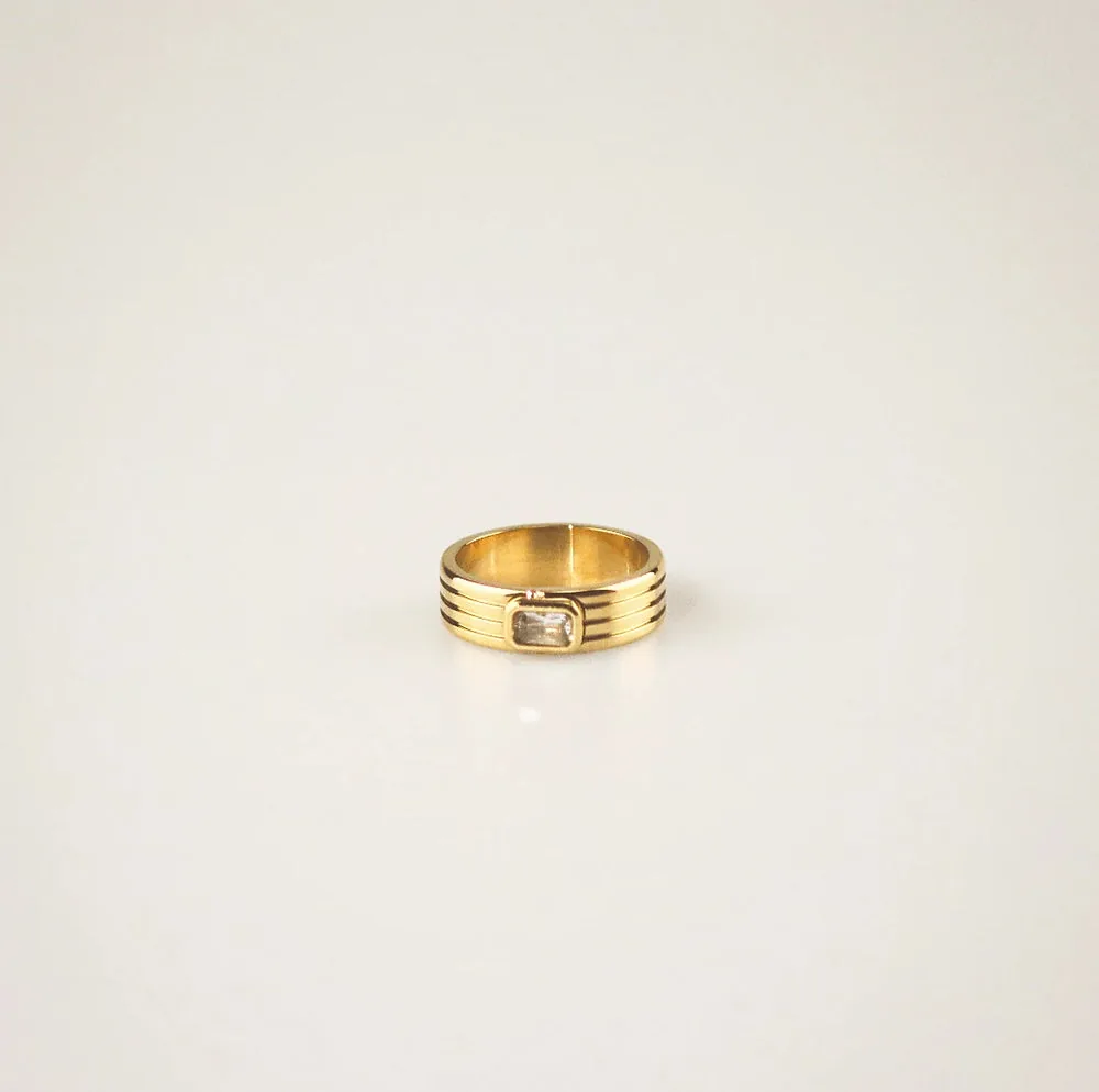 Crystal Ribbed Ring – Waterproof Gold Stainless Steel Ring
