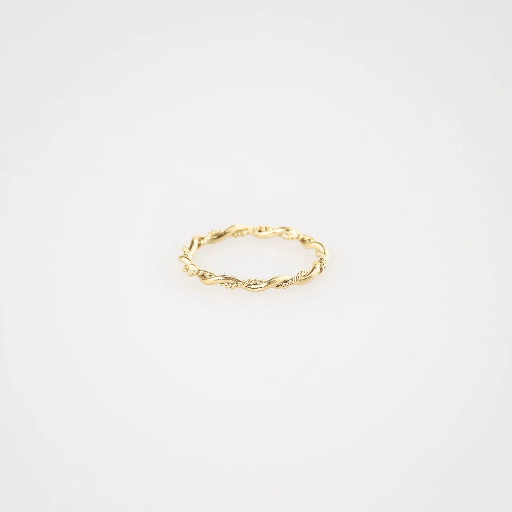 Dainty Rope Twist Ring – 18k Gold Plated Stainless Steel