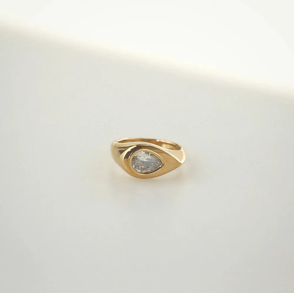 Pear Bezel Signet Ring – Waterproof Gold Stainless Steel