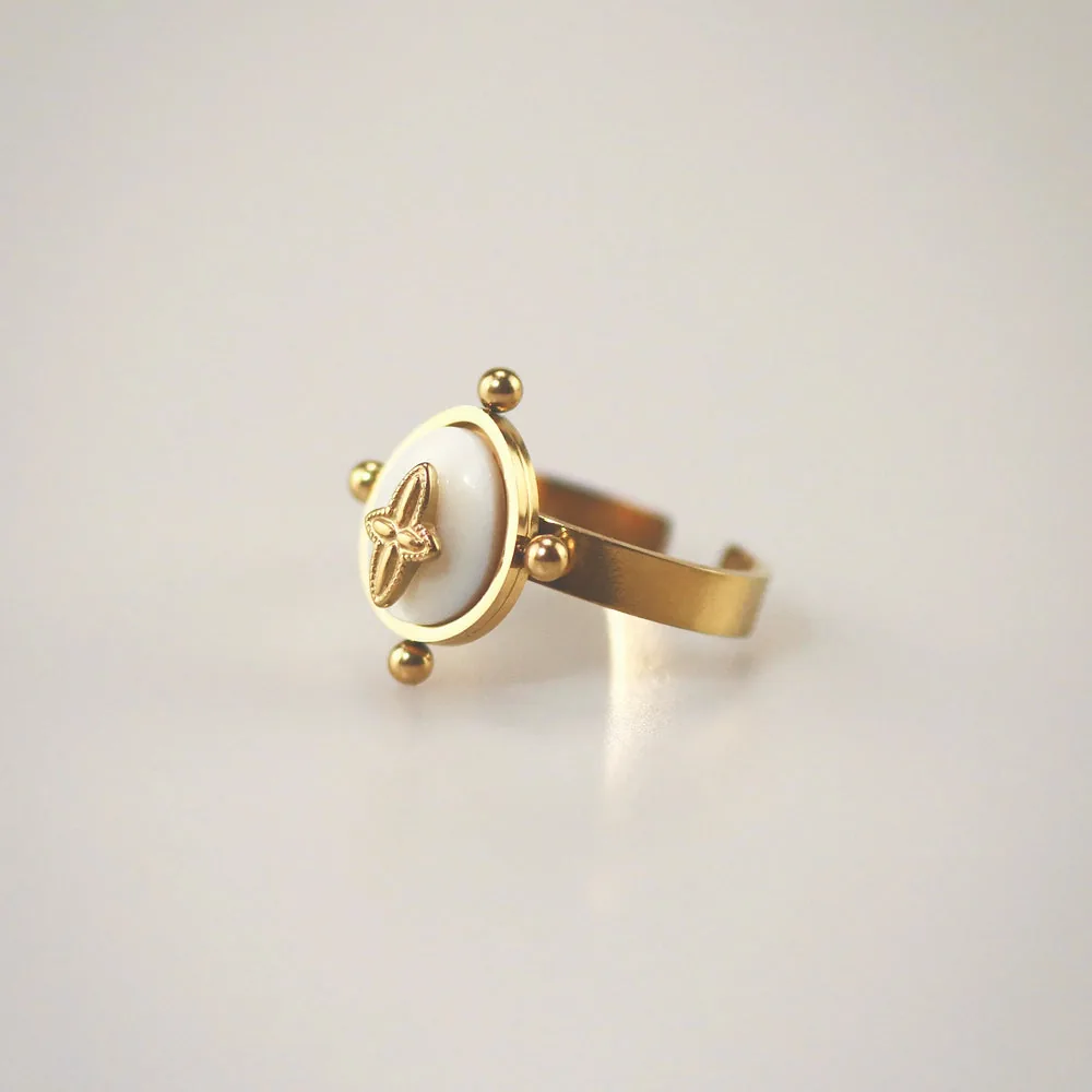 Meideya Vintage Mother of Pearl Ring — Gold Plated