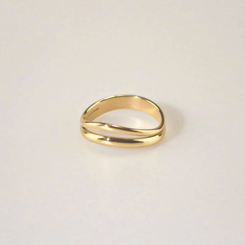 Waterproof Gold Wave Ring – Split Shank 316L Stainless Steel
