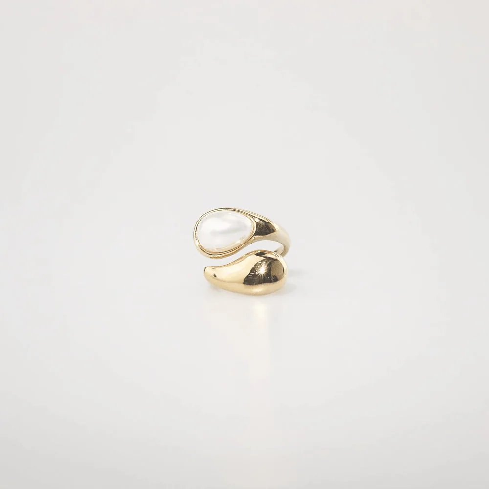 Waterproof Pearl Bypass Ring – 18k Gold Stainless Steel